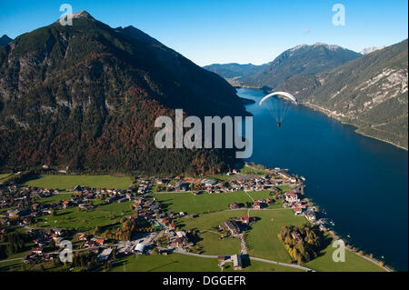 Il parapendio, il lago Achensee, montagne Karwendel, Pertisau, Tirolo, Austria, Europa Foto Stock