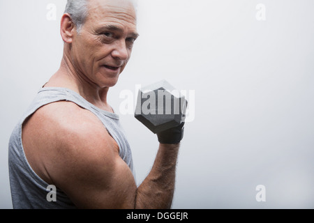 Uomo Senior il sollevamento di pesi, ritratto Foto Stock