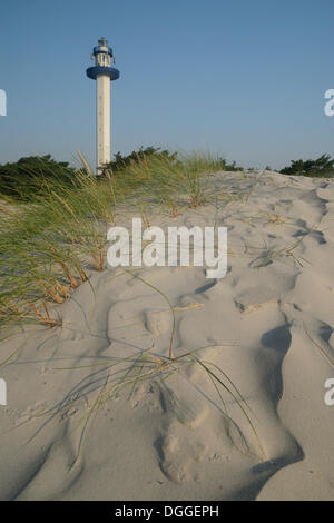 Faro dietro una duna di sabbia, Dueodde, Bornholm, capoluogo della regione della Danimarca, la Danimarca Foto Stock