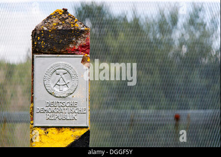 Confine storico posto nella parte anteriore di una recinzione di confine sulla ex interno-confine tedesco, Schlagsdorf, Meclemburgo-Pomerania Occidentale Foto Stock