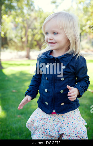 Toddler femmina in posizione di parcheggio Foto Stock