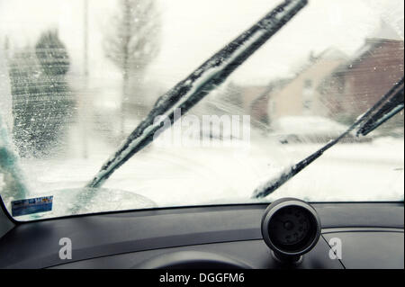 Vista interna, cosparse parabrezza di un auto con tergivetri, Grevenbroich, Renania, Renania settentrionale-Vestfalia, Germania Foto Stock