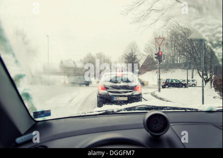 Vista attraverso il parabrezza di un auto in rosso il semaforo a crocevia, Grevenbroich, Renania, Renania settentrionale-Vestfalia Foto Stock