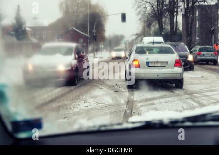 Vista attraverso il parabrezza di un auto svoltando a sinistra al bivio, Grevenbroich, Renania, Renania settentrionale-Vestfalia, Germania Foto Stock