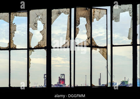 Fracassato windows di un vecchio impianto industriale, Duisburg, Nord Reno-Westfalia, Germania Foto Stock