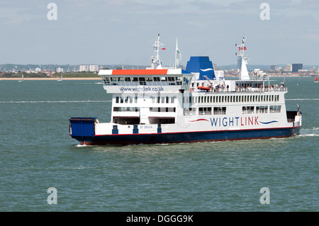 La Santa Cecilia, una Wightlink roll-on roll-off veicolo passeggeri e di traghetto, vela di Fishbourne sull'Isola di Wight in Inghilterra. Foto Stock