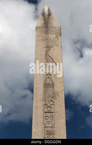 Geroglifici sull'obelisco egiziano di Teodosio I, Hippodrome Square, Istanbul, Turchia, Europa Foto Stock