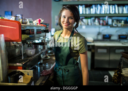 Ritratto di adolescenti come cameriera in casa di caffè Foto Stock