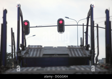 Primo piano vettura vuoto carrello portante sulla strada. Il semaforo in città - il colore rosso come segno di stop. Foto Stock