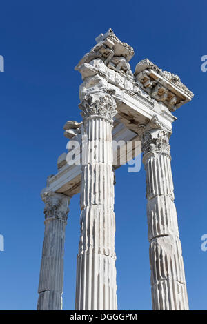 Colonne e rovine del tempio di Traiano, Trajaneum, Pergamon, Pergamo,, Bergama, Izmir, Turchia occidentale, Turchia, Asia Foto Stock