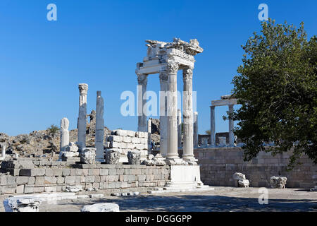 Colonne e rovine del tempio di Traiano, Trajaneum, Pergamon, Pergamo,, Bergama, Izmir, Turchia occidentale, Turchia, Asia Foto Stock