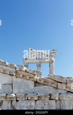 Colonne e rovine del tempio di Traiano, Trajaneum, Pergamon, Pergamo,, Bergama, Izmir, Turchia occidentale, Turchia, Asia Foto Stock