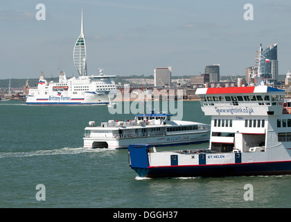 Brittany Ferries nave, il Mont Saint Michel, vele da Portsmouth, Inghilterra, per la Francia, passando di fronte alla Spinnaker Tower Foto Stock