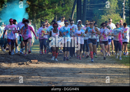 Membri del team di Seymour e la comunità locale iniziano la moglie apprezzamento Run (Guerra) in Goldsboro, N.C., il 5 ottobre 2013. 5 Foto Stock