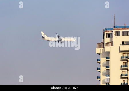 SunExpress Boeing 737-500 linea aerea passeggeri sull'approccio di atterraggio di Antalya, Riviera Turca, Turchia, Asia Foto Stock