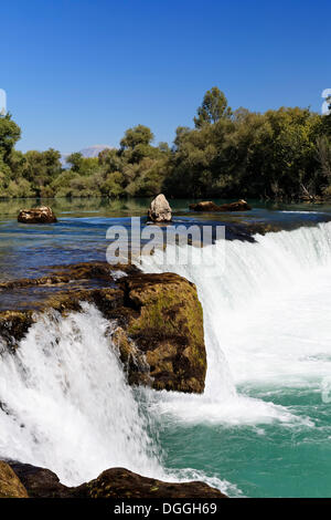 Cascata sul fiume Manavgat nella città di Manavgat, Antalya, Riviera Turca, Turchia, Asia Foto Stock