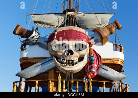 Escursione in barca, la nave dei pirati con una decorazione del cranio nel porto di Alanya, Antalya, Riviera Turca, Turchia, Asia Foto Stock