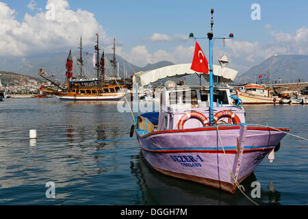 Barca da pesca nel porto di Alanya, gite in barca sul retro, 'navi pirata', Antalya, Riviera Turca, Turchia, Asia Foto Stock