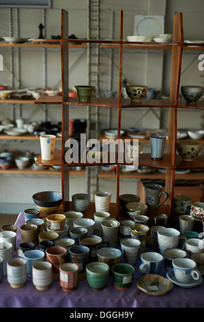 Grande gruppo di tradizionali ceramiche giapponesi Foto Stock