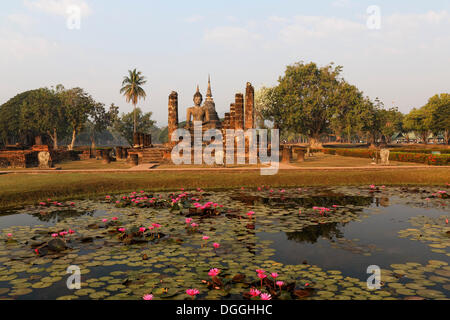 Wat Mahathat tempio di Sukhothai Historical Park, sito Patrimonio Mondiale dell'UNESCO, Mueang Kao, Sukhothai Provinz, Thailandia del Nord Foto Stock