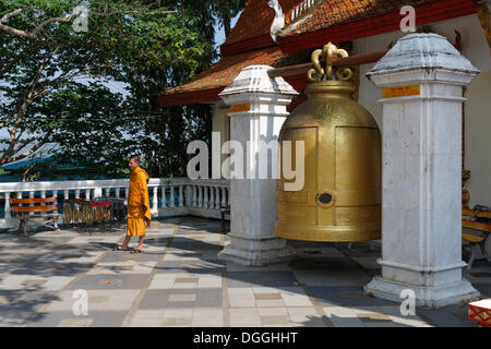 Campana grande con un monaco buddista nel complesso del tempio di Wat Phra That Doi Suthep Ratcha Woraviharn, Chiang Mai Foto Stock