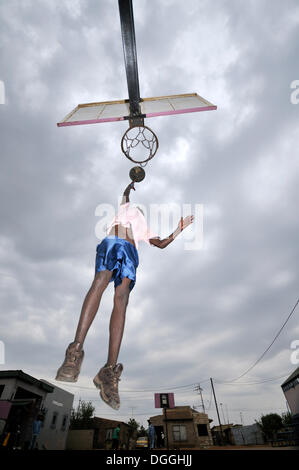 La pallacanestro in loveLife Centro Giovanile, baraccopoli, Orangefarm township di Johannesburg, Sud Africa e Africa Foto Stock