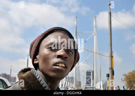 Bambino di strada a mendicare per il ponte di Mandela, Johannesburg, Sud Africa e Africa Foto Stock