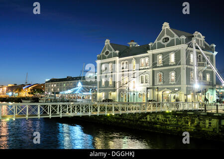 Ponte girevole e rinnovato la stazione commerciale africana di porto commerciale di notte, Waterkant distretto, V & A Waterfront, Città del Capo Foto Stock