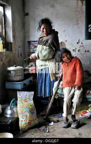 Madre e figlia in un umile cucina, villaggio Pampa Blanca, Munizip Charazani, Departamento di La Paz, Bolivia, Sud America Foto Stock