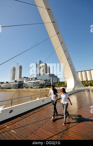 I turisti a piedi su un moderno ponte di sospensione, Puente de la Mujer bridge, Donna Bridge, nel vecchio porto di Puerto Madero Foto Stock