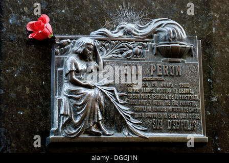 Placca con una rosa rossa sulla tomba di eroina nazionale "Eva" Evita Peron, presidente Juan Perón la moglie Cementerio de la Foto Stock