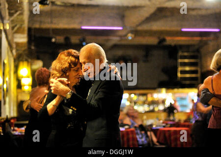 Coppia matura dancing in corrispondenza di un evento di Tango, Milonga, nel Bar Viejo Correo, Buenos Aires, Argentina, Sud America Foto Stock