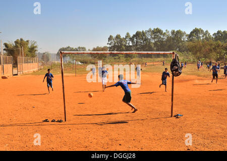 Ragazzi che giocano a calcio, Brasilia, Distrito Federale Brasiliano, il Distretto Federale, Brasile, Sud America Foto Stock