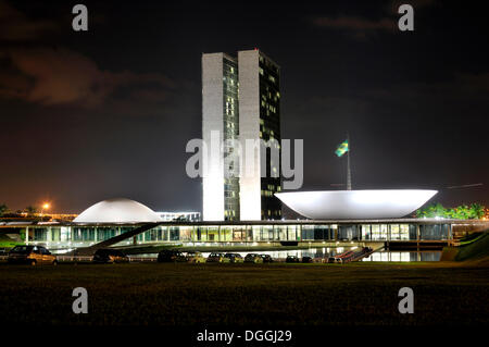 Congresso nazionale edificio, Congresso Nacional, di notte, architetto Oscar Niemeyer, Brasilia, Distrito Federale Foto Stock