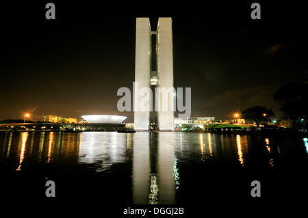 Congresso nazionale edificio, Congresso Nacional, di notte, architetto Oscar Niemeyer, Brasilia, Distrito Federale Foto Stock