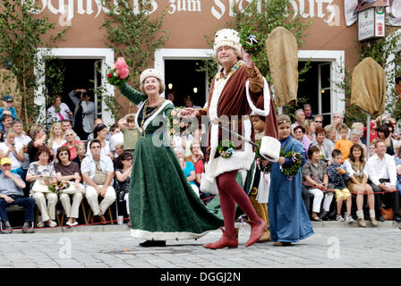 Nozze di Landshut 2009, un grande corteo medievale, nobile giovane prendendo parte al tradizionale corteo nuziale, Landshut Foto Stock