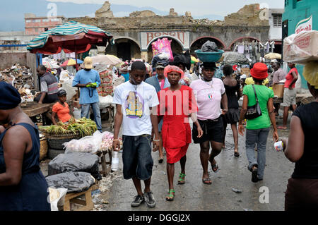 Città di mercato Croix des Bossales nel quartiere del porto di La soluzione salina, Port-au-Prince, Haiti, dei Caraibi e America centrale Foto Stock