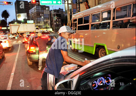 I giovani e i bambini di strada, la pulizia di Windows auto in corrispondenza di una intersezione, cercando di guadagnare del denaro, Città del Messico, Ciudad de Mexico Foto Stock