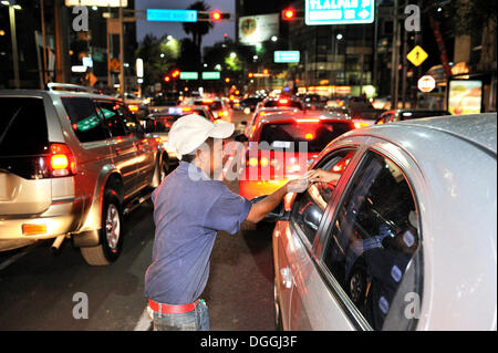 I giovani e i bambini di strada, la pulizia di Windows auto in corrispondenza di una intersezione, cercando di guadagnare del denaro, Città del Messico, Ciudad de Mexico Foto Stock