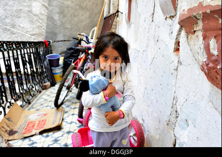 Ragazza indigeni con un peluche, vive con la sua comunità in una casa diroccata dal periodo coloniale nel centro Foto Stock