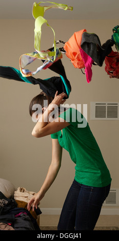 Metà donna adulta cerca ansiosamente indumento Foto Stock