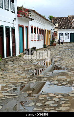 Strada nella città vecchia di Paraty o Parati, Costa Verde, Stato di Rio de Janeiro, Brasile, Sud America Foto Stock