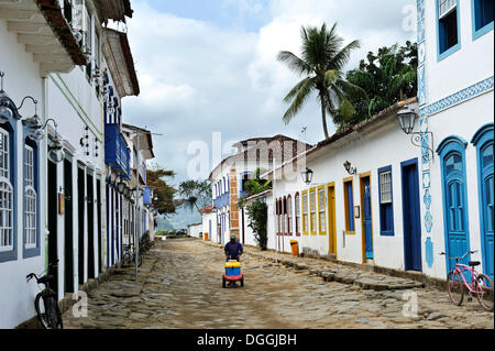 Strada nella città vecchia di Paraty o Parati, Costa Verde, Stato di Rio de Janeiro, Brasile, Sud America Foto Stock