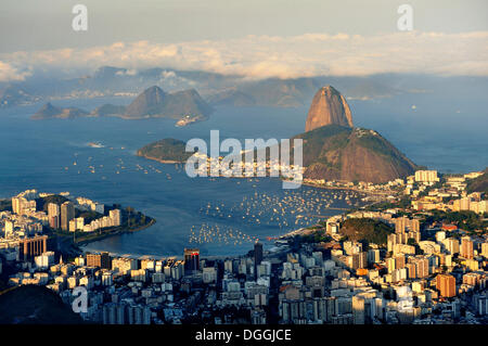 Le viste verso Sugarloaf Mountain e il quartiere di Botafogo, Rio de Janeiro, Brasile, Sud America Foto Stock