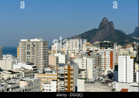 Grattacieli nel distretto di Ipanema con una vista verso Morro Dois Irmaos o due Fratelli di montagna, Rio de Janeiro, Brasile Foto Stock