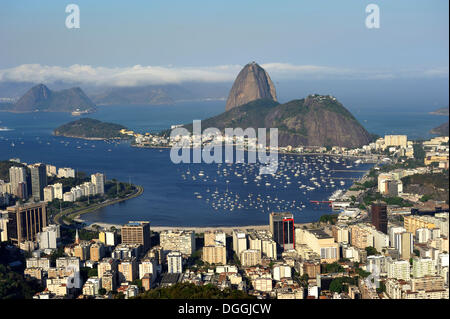 Le viste verso Sugarloaf Mountain e il quartiere di Botafogo, Rio de Janeiro, Brasile, Sud America Foto Stock