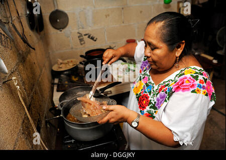 Donna una cottura in cucina semplice, Cancun, la penisola dello Yucatan, Quintana Roo, Messico, America Latina, Nord America Foto Stock