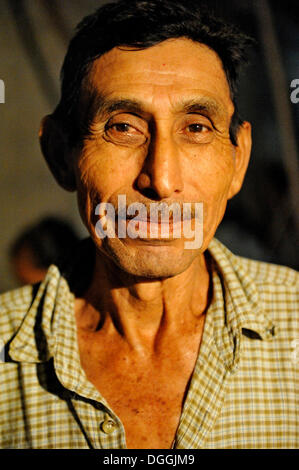 Ritratto di un uomo, 50 anni, lavora nel settore del turismo, Cancun, la penisola dello Yucatan, Quintana Roo, Messico Foto Stock