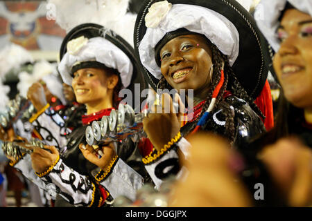 Femmina musicisti Samba, la sfilata delle scuole di samba Inocentes de Belford Rocho, nel Sambodromo durante il Carnevale 2013 a Rio de Foto Stock