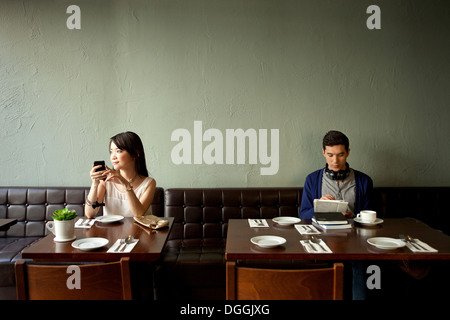 Giovane donna e giovane uomo nel ristorante Foto Stock